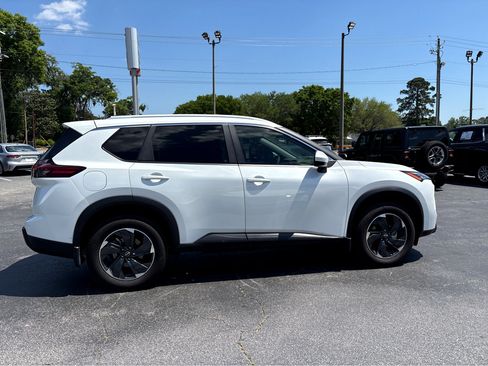 Used 2025 Nissan Rogue SV w/ SV Premium Package image 29