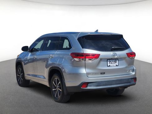 Used 2018 Toyota Highlander XLE w/ Carpet Mat Package (TMS) AWD/4WD image 4
