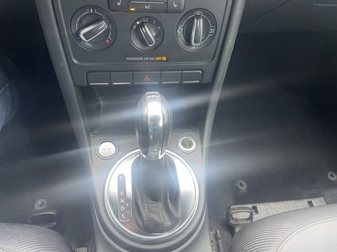 Used 2013 Volkswagen Beetle TDI image 21