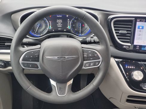 Used 2024 Chrysler Pacifica Touring-L FWD image 26