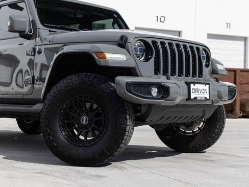 Used 2022 Jeep Gladiator Overland AWD/4WD image 3