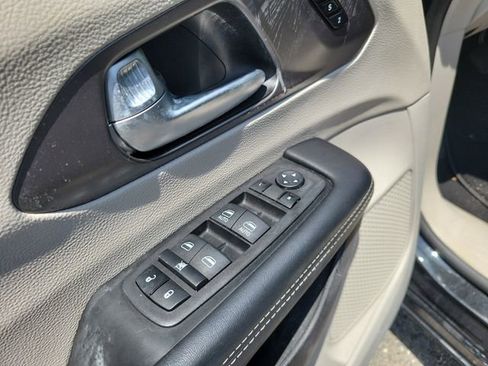 Used 2023 Chrysler Pacifica Touring-L FWD image 23