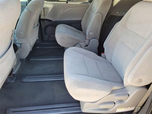 Used 2020 Toyota Sienna LE w/ LE Preferred Package image 18