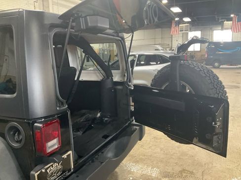 Used 2017 Jeep Wrangler Unlimited Rubicon w/ Cold Weather Group image 24