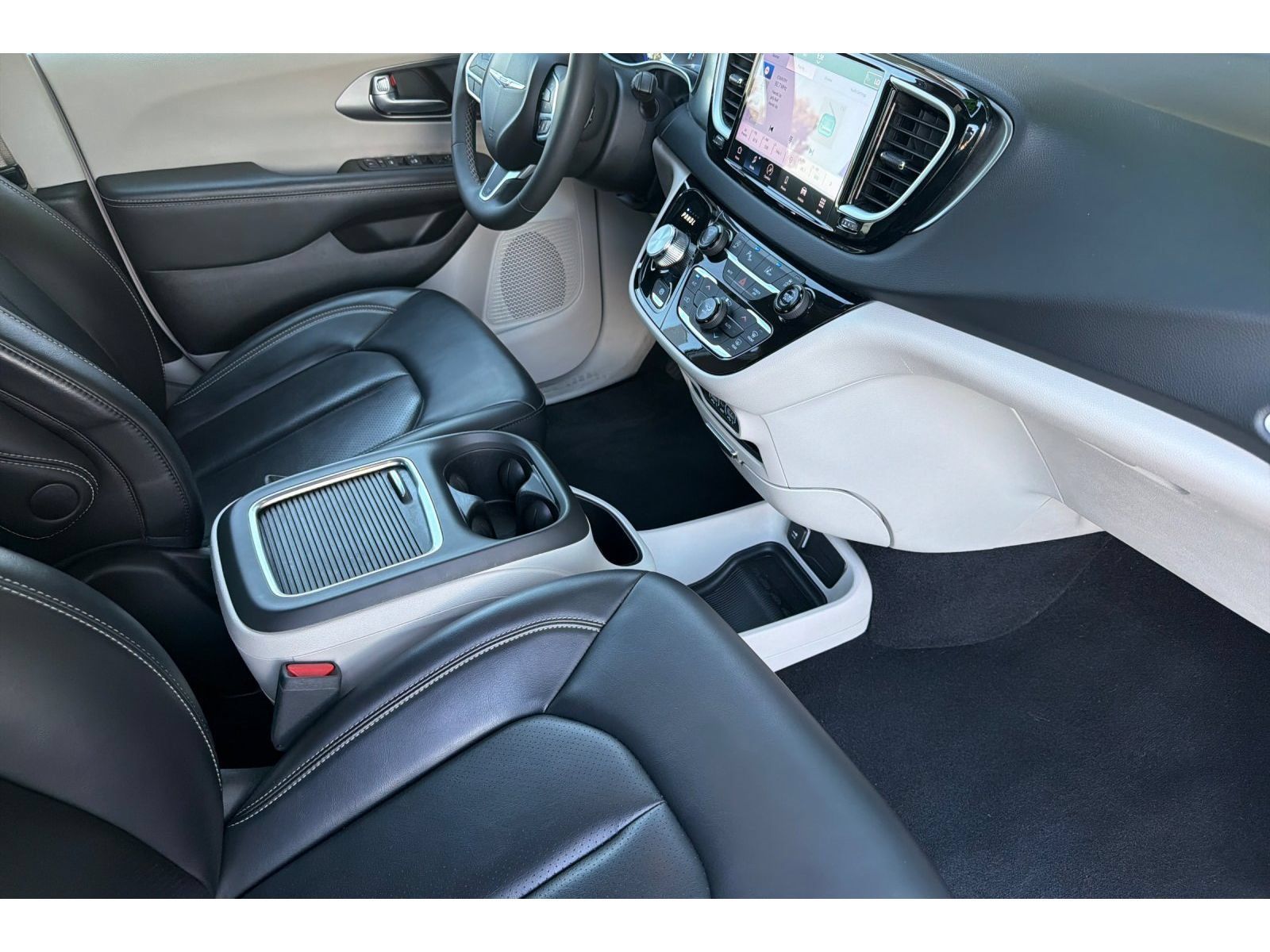 Used 2023 Chrysler Pacifica Touring-L FWD image 18