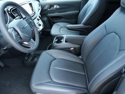 New 2026 Chrysler Pacifica Select FWD image 5
