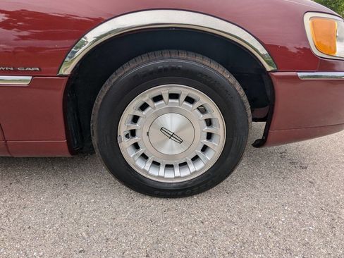 Used 1998 Lincoln Town Car Executive image 25