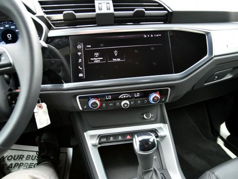 Used 2025 Audi Q3 2.0T Premium image 24