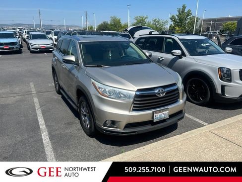 Used 2015 Toyota Highlander XLE FWD image 1