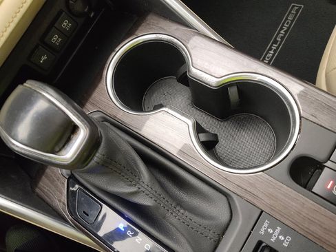 Used 2020 Toyota Highlander Limited image 26