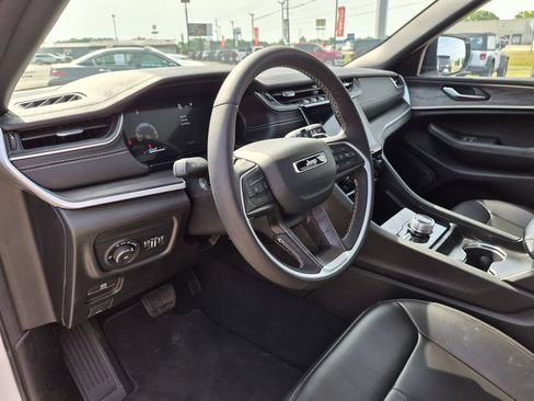 Used 2025 Jeep Grand Cherokee Limited AWD/4WD image 16