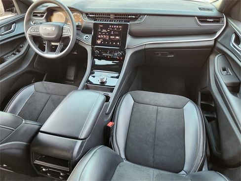 Certified 2025 Jeep Grand Cherokee Altitude image 23