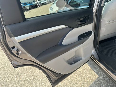Used 2017 Toyota Highlander LE AWD/4WD image 24