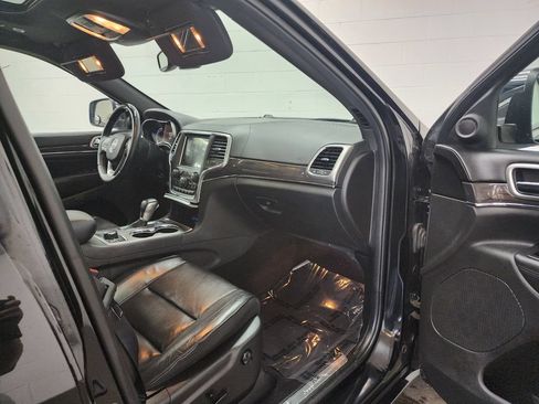 Used 2018 Jeep Grand Cherokee Overland AWD/4WD image 34