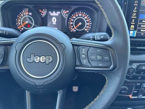 Used 2024 Jeep Gladiator Sport image 16