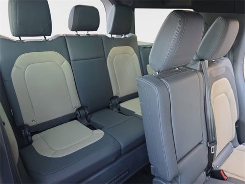 Used 2023 Land Rover Defender 130 X-Dynamic SE image 12