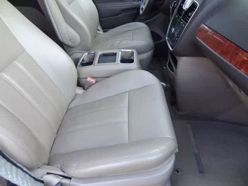Used 2014 Chrysler Town & Country Touring FWD image 16