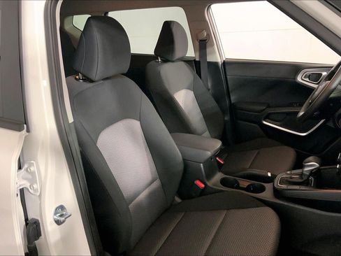 Used 2025 Kia Soul LX FWD image 7