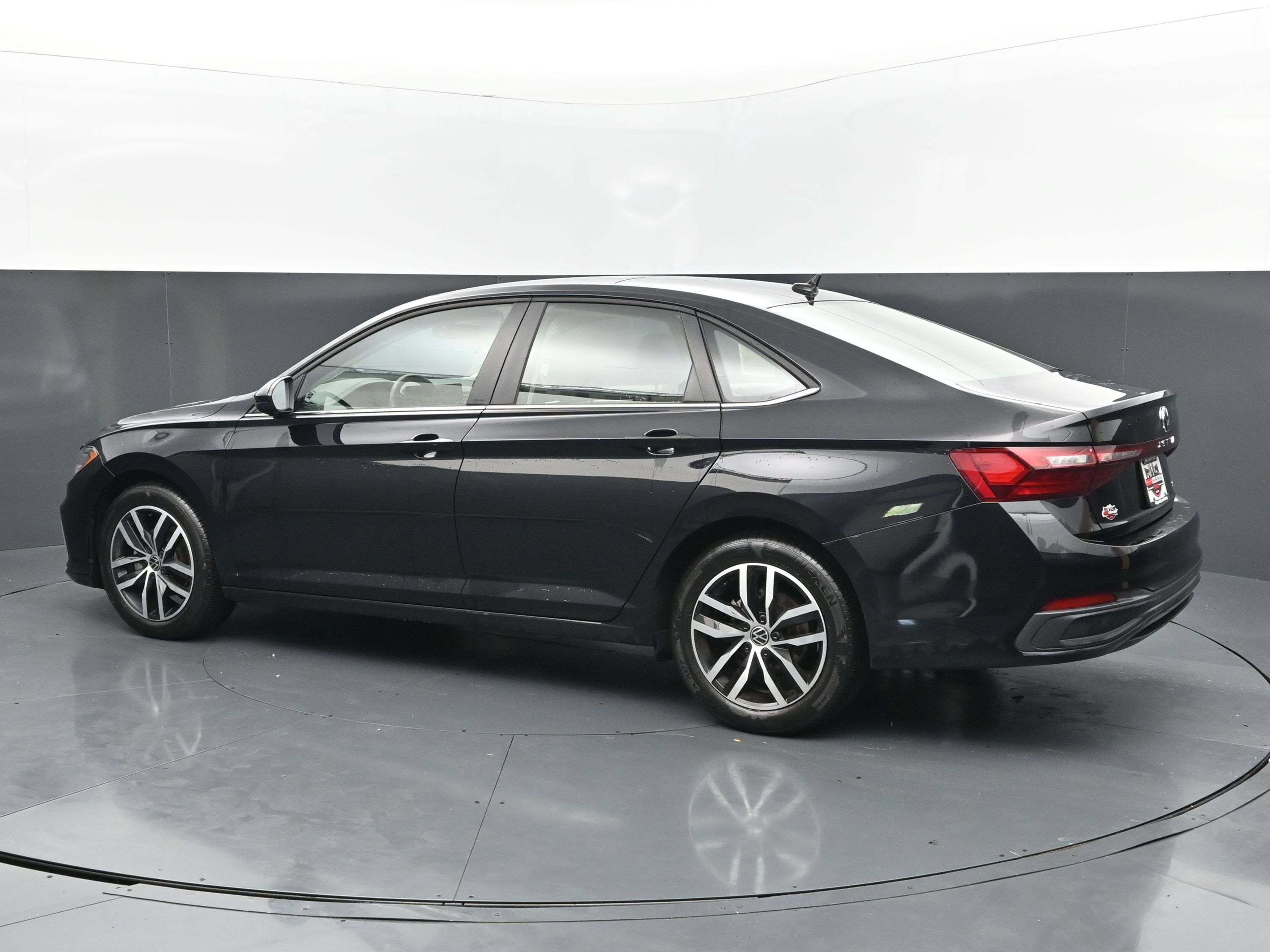Used 2026 Volkswagen Jetta SE FWD image 3