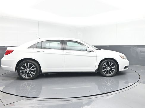 Used 2012 Chrysler 200 S image 4