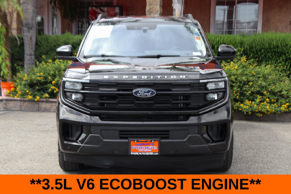 Used 2025 Ford Expedition Active AWD/4WD image 3