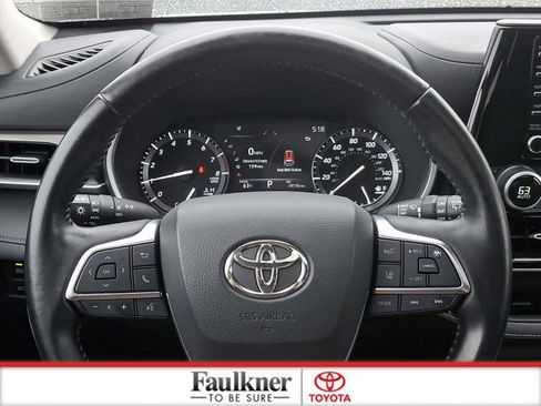 Certified 2021 Toyota Highlander XLE AWD/4WD image 19