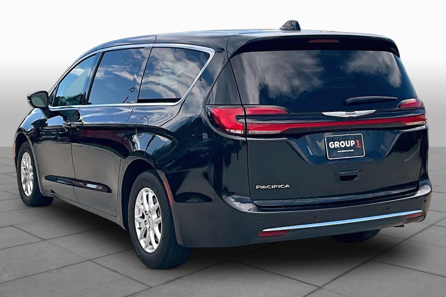Used 2023 Chrysler Pacifica Touring-L FWD image 11