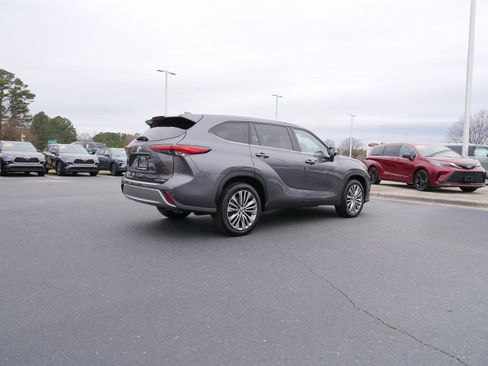 Used 2021 Toyota Highlander Platinum image 4