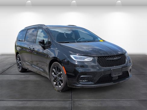 Used 2025 Chrysler Pacifica Limited FWD image 2
