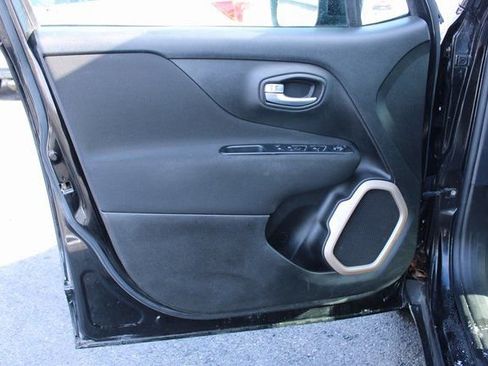 Used 2016 Jeep Renegade Latitude w/ Cold Weather Group image 10