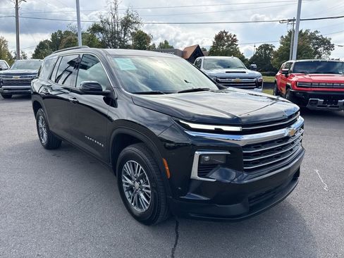 Used 2025 Chevrolet Traverse LT image 7