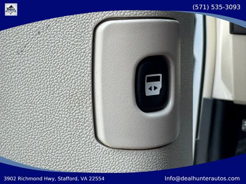 Used 2016 Chrysler Town & Country Touring FWD image 15