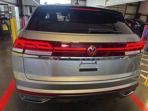Used 2024 Volkswagen Atlas Cross Sport SE image 5