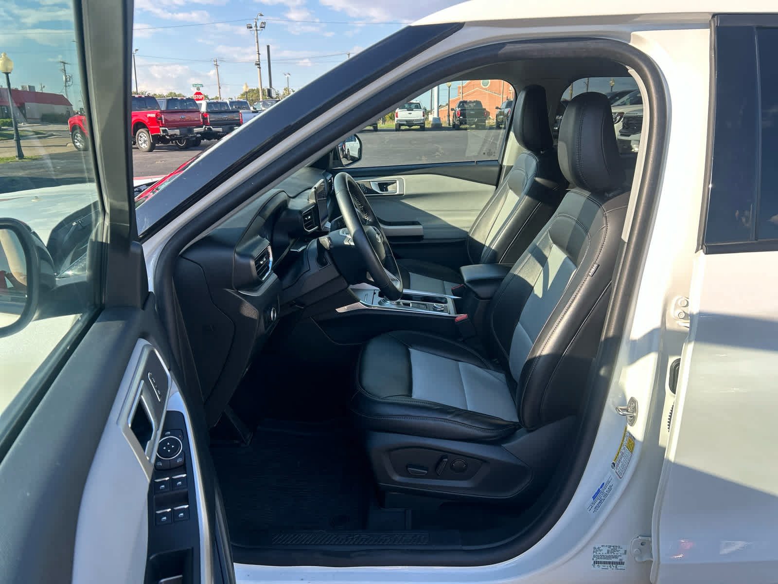 Used 2023 Ford Explorer XLT w/ Equipment Group 202A AWD/4WD image 15