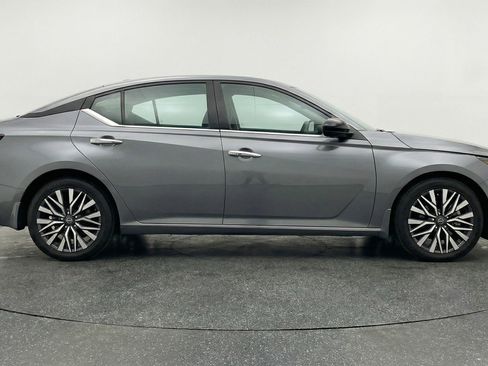 Used 2025 Nissan Altima 2.5 SV FWD image 11