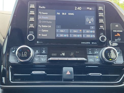 Used 2022 Toyota Highlander XLE FWD image 24