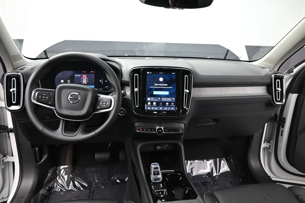 Used 2023 Volvo XC40 B4 Ultimate FWD image 16
