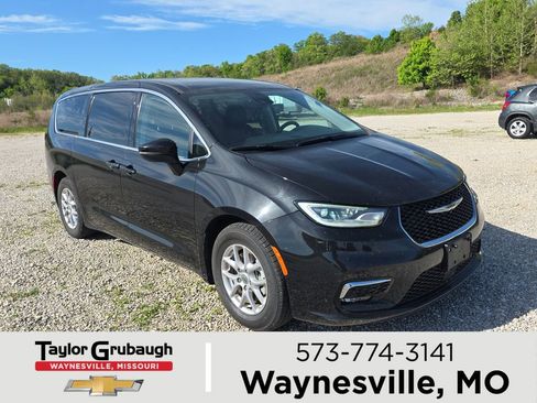 Used 2023 Chrysler Pacifica Touring-L FWD image 1