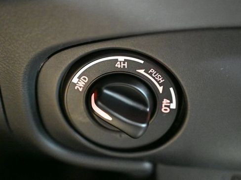 Used 2022 Nissan Frontier SV w/ Technology Package image 41