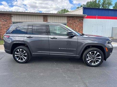 Used 2023 Jeep Grand Cherokee Overland w/ Advanced Protech Group III AWD/4WD image 2