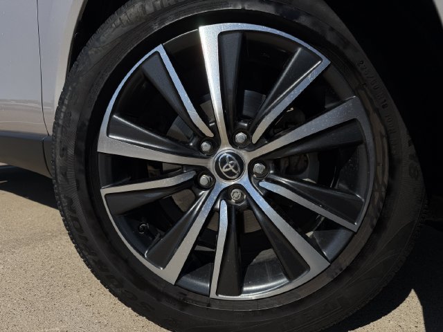 Used 2023 Toyota Venza LE AWD/4WD image 8