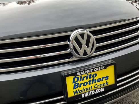 Used 2016 Volkswagen Touareg Sport image 30