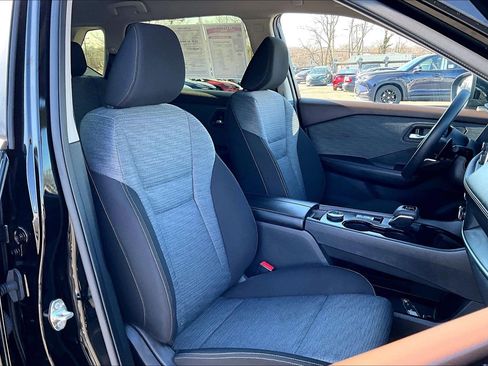 Used 2023 Nissan Rogue SV image 7