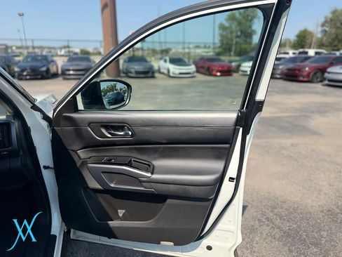 Used 2022 Nissan Pathfinder SL w/ SL Black Package AWD/4WD image 23