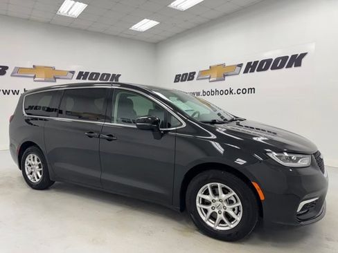 Used 2024 Chrysler Pacifica Touring-L FWD image 3
