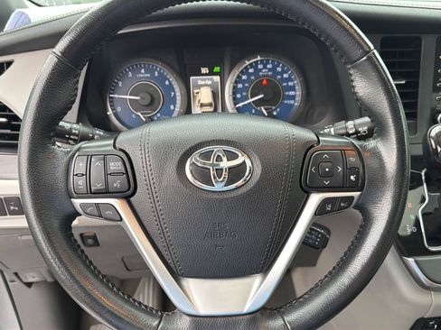 Used 2019 Toyota Sienna XLE Premium FWD image 18