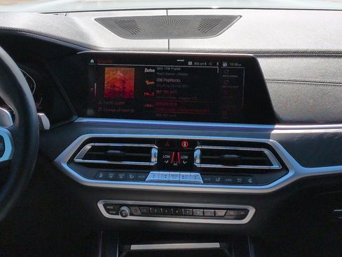 Used 2022 BMW X7 xDrive40i w/ M Sport Package AWD/4WD image 16