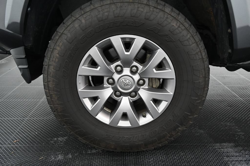 Used 2018 Toyota Tacoma SR5 AWD/4WD image 38
