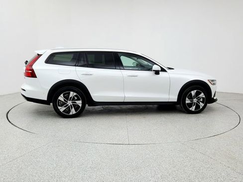 Certified 2025 Volvo V60 B5 Cross Country Plus image 4