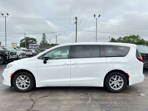Used 2024 Chrysler Pacifica Touring-L w/ Uconnect Theater Family Group FWD image 6